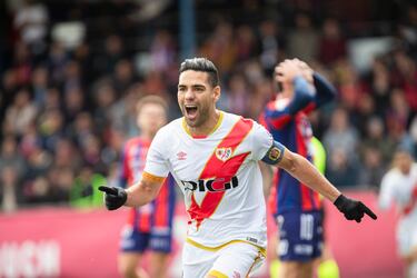 Aunque aún no ha dado una fecha exacta para dejar las canchas, el delantero colombiano de 38 años ya cuenta con pocos minutos en Rayo Vallecano y se presume que el fin de su carrera está cerca. 

