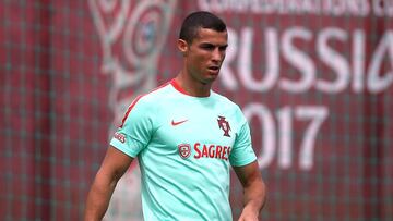 Cristiano Ronaldo con la selecci&oacute;n de Portugal para la Confecup, ayer en Kazan.