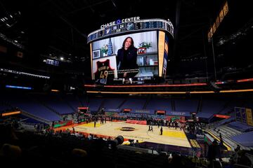 Kamala Harris es desde el día 21 el 49º vicepresidente de EE UU y la primera mujer en ocupar ese cargo. Nació
en la zona de la Bahía de San Francisco y los Warriors la homenajearon durante su último partido con un vídeo en
el que Stephen Curry le deseaba suerte. El base apareció vestido con una camiseta con el dorsal Madame VP 49.