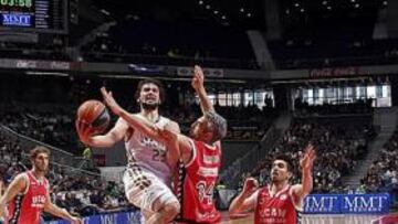 <b>EL MEJOR. </b>Sergio Llull deja atrás en esta acción a su defensor, Josep Franch, y encara la canasta frente a Guillermo Rejón. El base fue el máximo anotador del Madrid con 16 puntos.
