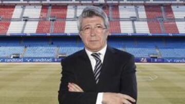 <b>CASI MEDIA VIDA EN EL ATLÉTICO. </b>Enrique Cerezo posa en el Vicente Calderón. El presidente lleva 25 años en el Atlético, primero como directivo y luego como presidente.