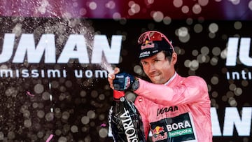 Primoz Roglic, con la maglia rosa, en el podio de Tirana.