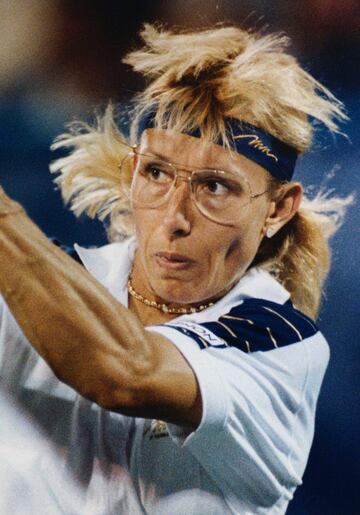 Martina Navrátilová jugando con gafas en el U.S Open.