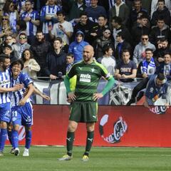 Cardona salva un punto para el Eibar en un derbi eléctrico