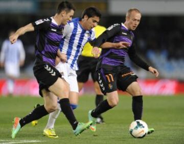 José Ángel intenta llevarse el balón.