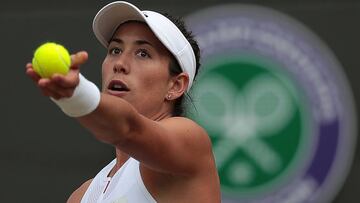 Garbi&ntilde;e Muguruza saca ante Svetlana Kuznetsova en el partido de cuartos de final de Wimbledon 2017.