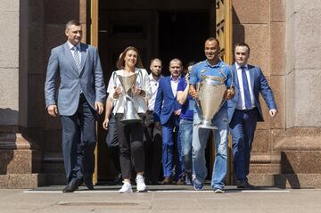 Cafú encabezando la llegada de la copa de la Champions League a Kiev junto a Iya Andrushchak y Vitali Klichkó.