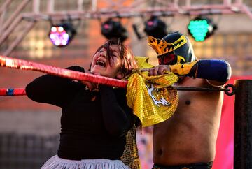 Blanca Pérez pelea con un luchador del club Sharks.