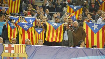 Aficionados del Bar&ccedil;a con esteladas.