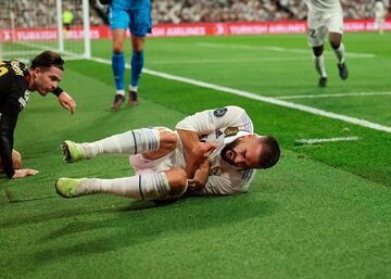 Dani Carvajal se duele en el césped del Santiago Bernabéu tras un rifirrafe con el jugador del Manchester City Jack Grealish.