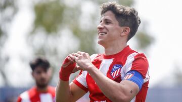 Giuliano Simeone celebra uno de sus goles con el Atleti B. 