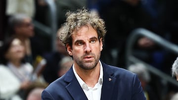 Berlin (Germany), 19/12/2023.- Barcelona's head coach Roger Grimau looks on during the Euroleague Basketball match between Alba Berlin and Barcelona, in Berlin, Germany, 19 December 2023. (Baloncesto, Euroliga, Alemania) EFE/EPA/Filip Singer