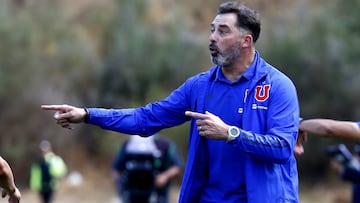 Futbol, Huachipato vs Universidad de Chile  Primera fecha, primera rueda, campeonato nacional 2020.  El entrenador de Universidad de Chile, Hernan Caputto da instrucciones a sus jugadores durante el partido de primera division en el estadio Cap de Talcahuano, Chile.  26/01/2020  Ramon Monroy/Photosport   Football, Huachipato vs Universidad de Chile  First date, first round, 2020 National Championship  Universidad de Chile manager Hernan Caputto instructions his players during the first division football match held at the Cap stadium in Talcahuano, Chile  26/01/2020  Ramon Monroy/Photosport