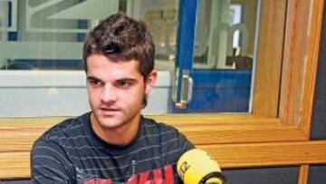 <b>CHARLA DISTENDIDA. </b>Aitor Núñez vivió ayer una sobremesa amena en la Cadena SER.