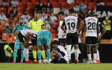 Carlos Soler sustituido por lesión en minuto 15.