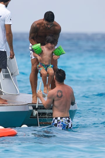 Leo Messi, Luis Su??rez y Cesc F??bregas han disfrutado de un d??a en barco por la costa de Ibiza. Los tres jugadores se encuentran de vacaciones antes de la vuelta al trabajo.