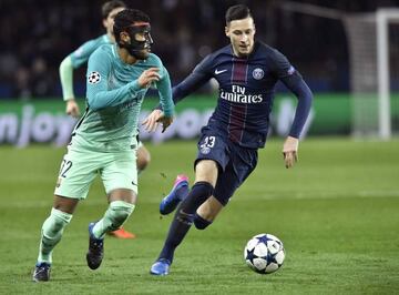 Barcelona's Brazilian midfielder Rafinha (L) vies with Paris Saint-Germain's German midfielder Julian Draxler