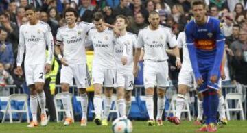 Los jugadores celebran el 2-0 de Bale.