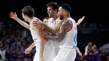 Reyes y Taylor felicitan a Doncic tras meter el triple desde su propio campo.