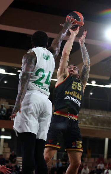 Mike James, suspendido por salir de fiesta con Dwayne Bacon