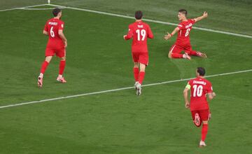 2-1. Arda G¨¹ler celebra el segundo tanto que marca en el minuto 66 de partido.