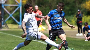 Futbol, Huachipato vs Colo Colo
Decimoctava fecha, campeonato Nacional 2024.
El jugador de Huachipato Cris Martinez, derecha, disputa el balon con Alan Saldivia de Colo Colo durante el partido de primera division realizado en el estadio CAP de Talcahuano, Chile.
13/10/2024
Eduardo Fortes/Photosport
Football, Huachipato vs Colo Colo
18th date, 2024 National Championship.
Huachipato player Cris Martinez, right, battles for the ball against Alan Saldivia of Colo Colo during the first division match held at the CAP stadium in Talcahuano, Chile.
13/10/2024
Eduardo Fortes/Photosport