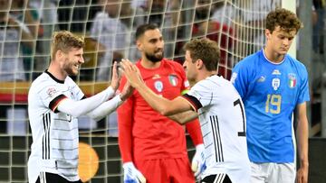 Moenchengladbach (Germany), 14/06/2022.- Timo Werner (L) of Germany celebrates with teammate Thomas Mueller (2-R) after scoring the 5-0 lead against Italy's goalkeeper Gianluigi Donnarumma (back) during the UEFA Nations League soccer match between Germany and Italy in Moenchengladbach, Germany, 14 June 2022. (Alemania, Italia) EFE/EPA/SASCHA STEINBACH
