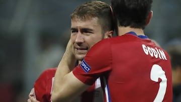 GRA669. MIL&Aacute;N (ITALIA), 28/05/2016.- Los jugadores del Atl&eacute;tico de Madrid Gabi Fern&aacute;ndez (i) y Diego God&iacute;n tras perder la final de Liga de Campeones en la tanda de penaltis que disputaron hoy contra el Real Madrid en el estadio de San Siro, en Mil&aacute;n. EFE/Ballesteros