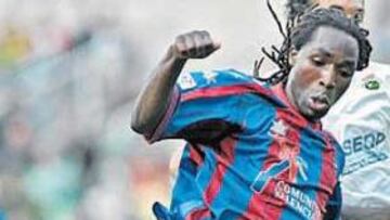 <b>EL HÉROE DEL LEVANTE. </b>Riga anotó así el tercer gol de su equipo, segundo suyo, dejándo al Levante a las puertas de la permanencia.