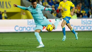 LAS PALMAS DE GRAN CANARIA, 04/01/2024.- El nuevo delantero del FC Barcelona Vitor Roque (c) durante el encuentro de la jornada 19 de Liga en Primera Dicvisión que UD Las Palmas y FC Barcelona disputan hoy jueves en el estadio de Gran Canaria, en Las Palmas. EFE/ Quique Curbelo
