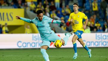 LAS PALMAS DE GRAN CANARIA, 04/01/2024.- El nuevo delantero del FC Barcelona Vitor Roque (c) durante el encuentro de la jornada 19 de Liga en Primera Dicvisi¨®n que UD Las Palmas y FC Barcelona disputan hoy jueves en el estadio de Gran Canaria, en Las Palmas. EFE/ Quique Curbelo