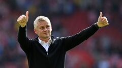 Manchester United&#039;s Norwegian manager Ole Gunnar Solskjaer gestures toward the fans at the end of the English Premier League football match between Southampton and Manchester United at St Mary&#039;s Stadium in Southampton, southern England on August
