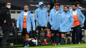 Varios jugadores del City, tras la derrota contra el Tottenham.