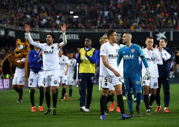 Los jugadores del Valencia celebraron la clasficación para la final de la Copa del Rey.