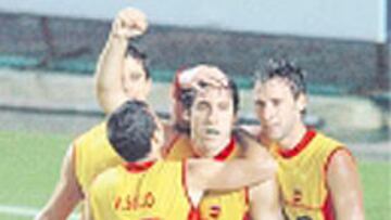 España festeja uno de sus goles.