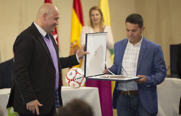 Entrega de galardones durante la presentación del IV Torneo Vicente del Bosque