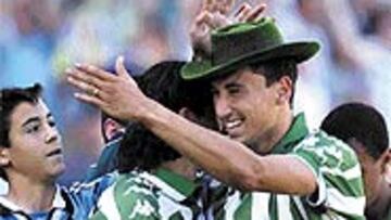 <b>MÁS CERCA</B>. Los jugadores del Betis están convencidos de que el equipo se halla ante una oportunidad histórica de meterse en la Liga de Campeones.