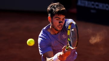 Tennis - Italian Open - Foro Italico, Rome, Italy - May 16, 2025 Spain's Carlos Alcaraz in action during his semi final match against Italy's Lorenzo Musetti REUTERS/Aleksandra Szmigiel