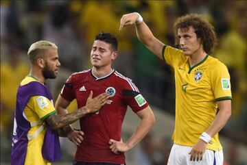 En la Copa del Mundo de 2014, el anfitrión Brasil eliminó a Colombia en los Octavos de Final. Al termino del partido, David Luiz y Dani Alves se quedaron consolando a James Rodríguez y pidieron la ovación para el futbolista cafetalero.