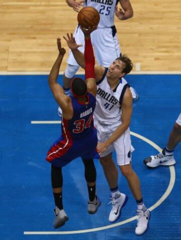 Tobias Harris lanza ante Dirk Nowitzki.