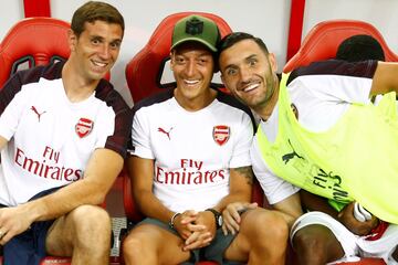 Emiliano Martínez, Özil and Lucas Pérez all smiles on the Arsenal bench.