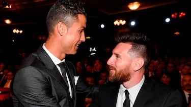 Nominees for the Best FIFA football player, Barcelona and Argentina forward Lionel Messi (R) and Real Madrid and Portugal forward Cristiano Ronaldo (L) chat before thaking their seats for The Best FIFA Football Awards ceremony, on October 23, 2017 in London. / AFP PHOTO / Ben STANSALL