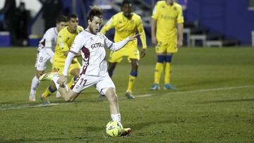 Alvaro Jiménez marca, de penalti, ante el Alcorcón.