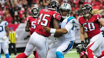 Cam Newton sufrió la conmoción en este violento choque con Deion Jones.