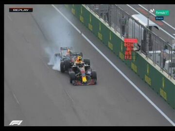 Momento del choque entre Max Verstappen y David Ricciardo, ambos pilotos de Red Bull 