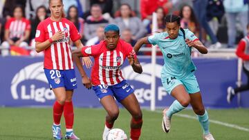 ALCALÁ DE HENARES, 15/10/2023.- La delantera nigeriana del Atlético de Madrid Rasheedat Ajibade (c) se escapa de la neerlandesa Esmee Brugts, del FC Barcelona, durante el partido de Primera División Femenina que se juega hoy domingo en el Centro Deportivo Wanda Alcalá de Henares. EFE/Chema Moya
