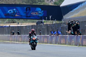 Fabio Quartararo entrando en meta como ganador de la carrera. 