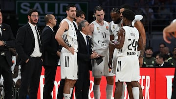 El entrenador Sergio Scariolo da instrucciones a Alberto Abalde, Mario Hezonja, Bruno Fernando, Tyles Lyles y Andrés Feliz.
