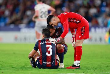 Rubén Vezo y Andrés Fernández tratan de consolar a Álex Muñoz, lesionado.