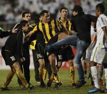 Otra final manchada. Santos se coronó campeón, pero la celebración se convirtió en una pelea brutal.